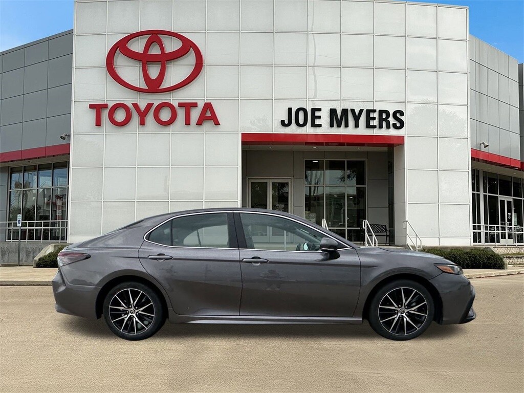 2024 Toyota Camry SE photo 3