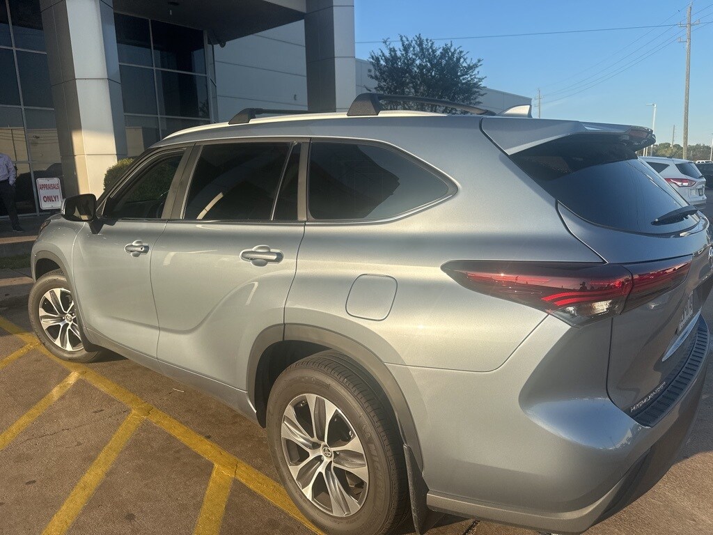 2024 Toyota Highlander XLE photo 3