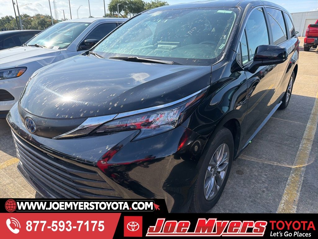 2025 Toyota Sienna LE 8-Passenger Hybrid FWD's photo