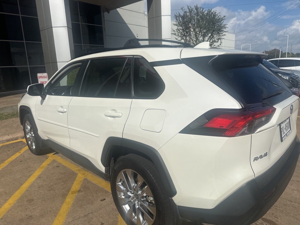 2021 Toyota RAV4 XLE Premium photo 3