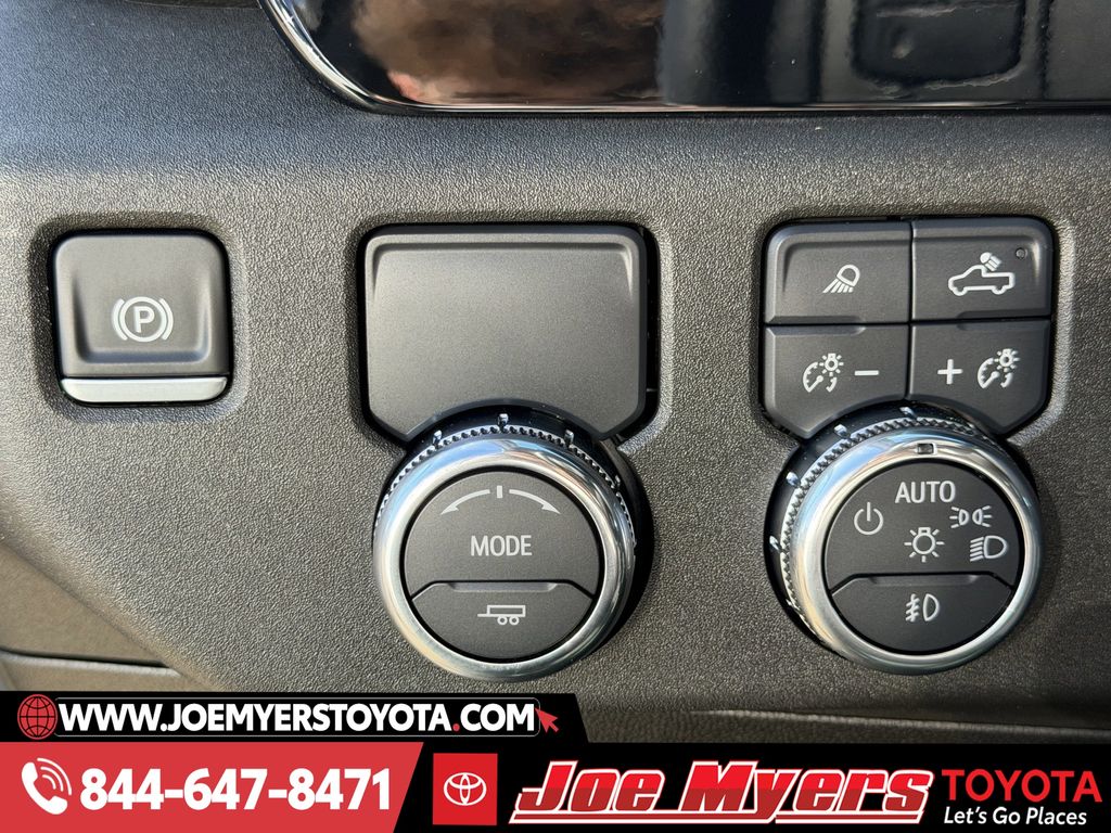 Used 2025 Summit White GMC SLT image 25