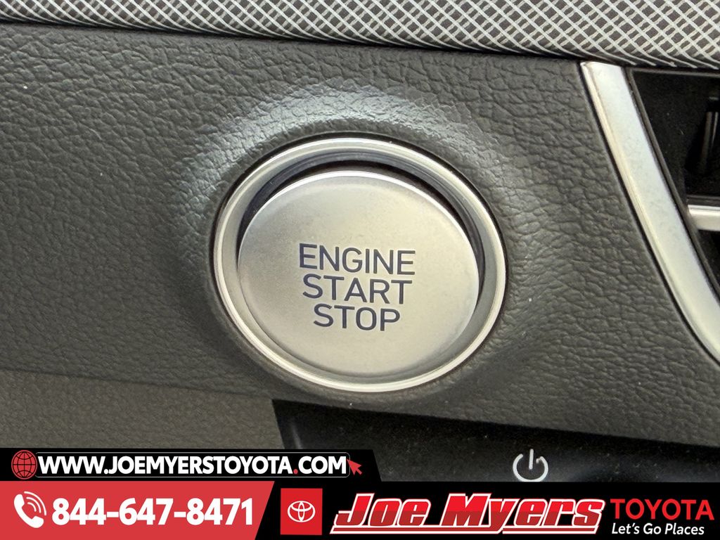 Used 2025 Aero Silver Hyundai SEL image 21