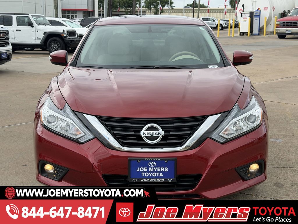 Used 2016 Cayenne Red Nissan 2.5 SL image 3