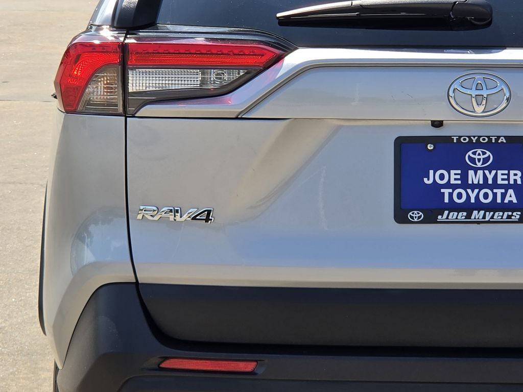 Used 2025 Silver Sky Metallic Toyota XLE image 10
