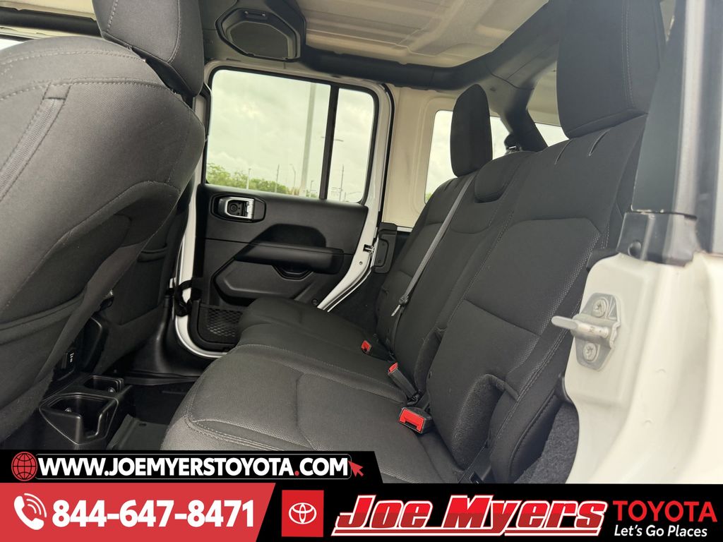 Used 2018 Bright White Clearcoat Jeep Unlimited Sahara image 27