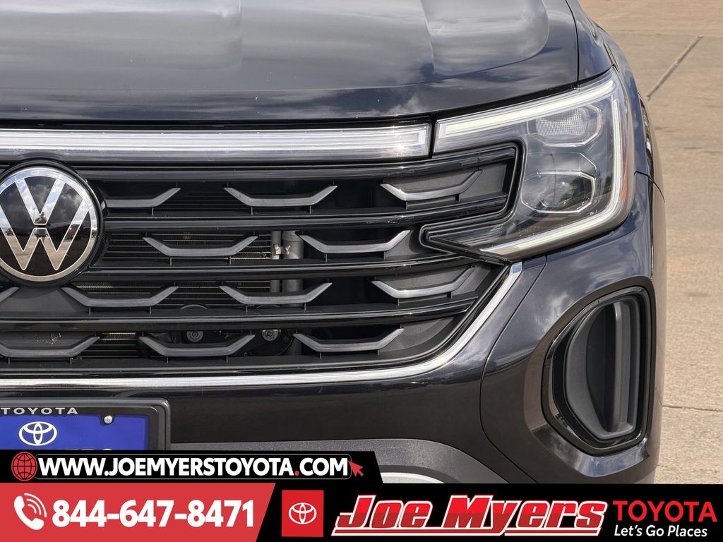 Used 2025 Deep Black Pearl Volkswagen 2.0T SE w/Technology image 4