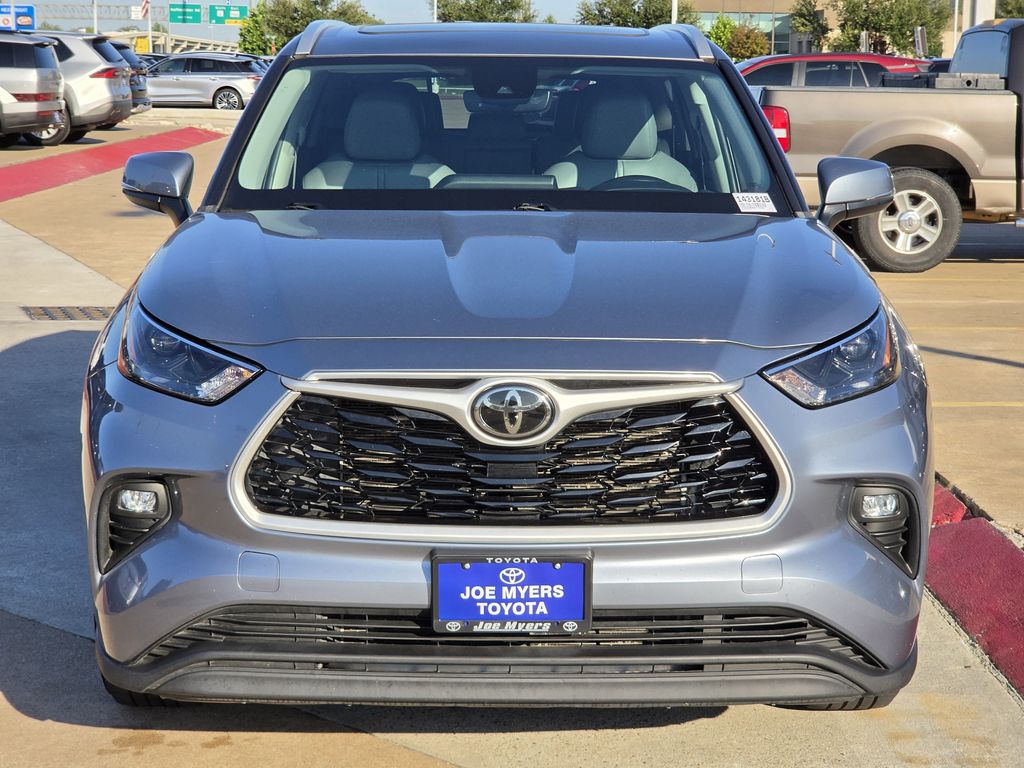 Used 2022 Moon Dust Toyota XLE image 3