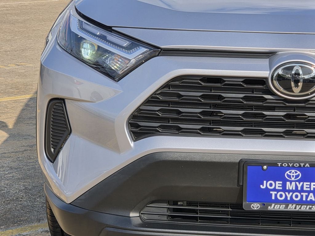 Used 2025 Silver Sky Metallic Toyota XLE image 5
