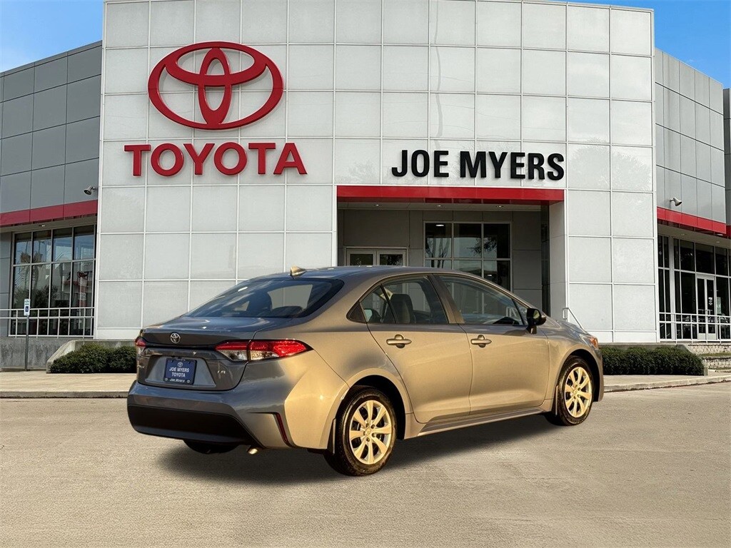 2025 Toyota Corolla LE photo 3