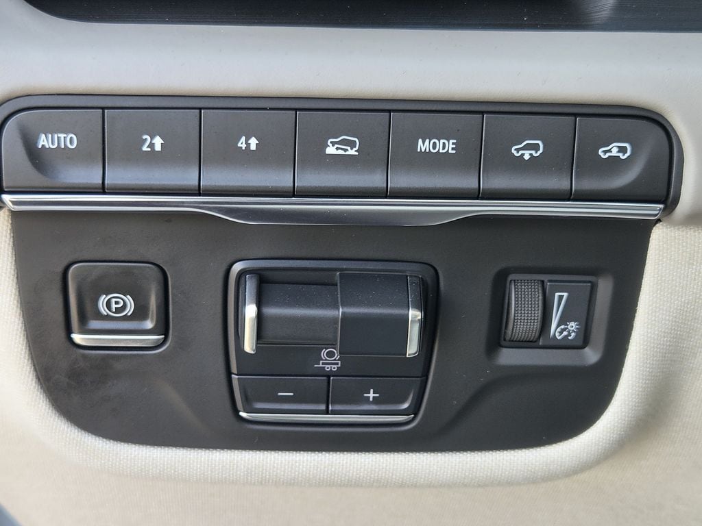 Used 2022 Crystal White Tricoat Cadillac Premium Luxury Platinum image 24