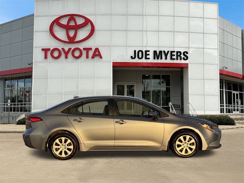 2025 Toyota Corolla LE photo 2