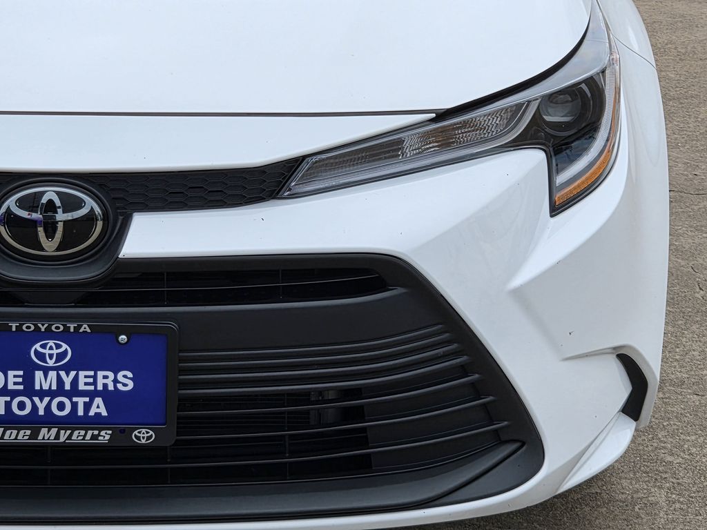Used 2025 Ice Toyota LE image 4