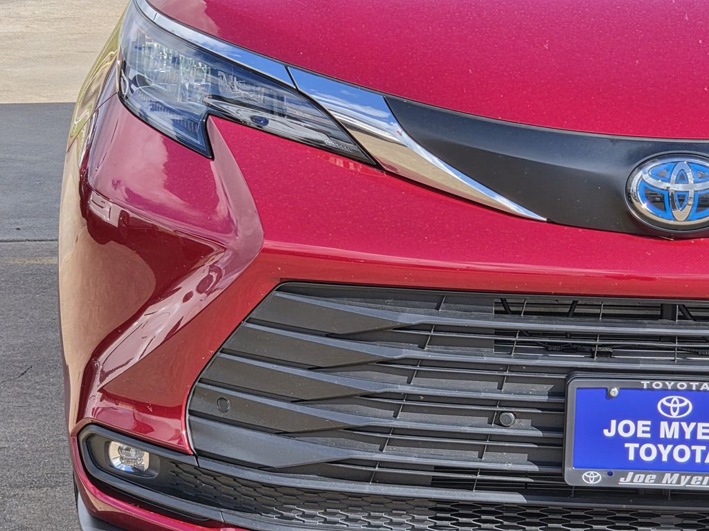 Used 2025 Pearl Toyota XLE image 5