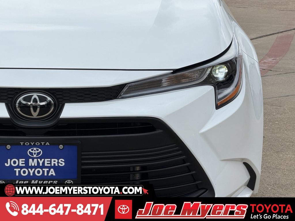 Used 2025 Ice Cap Toyota LE image 4