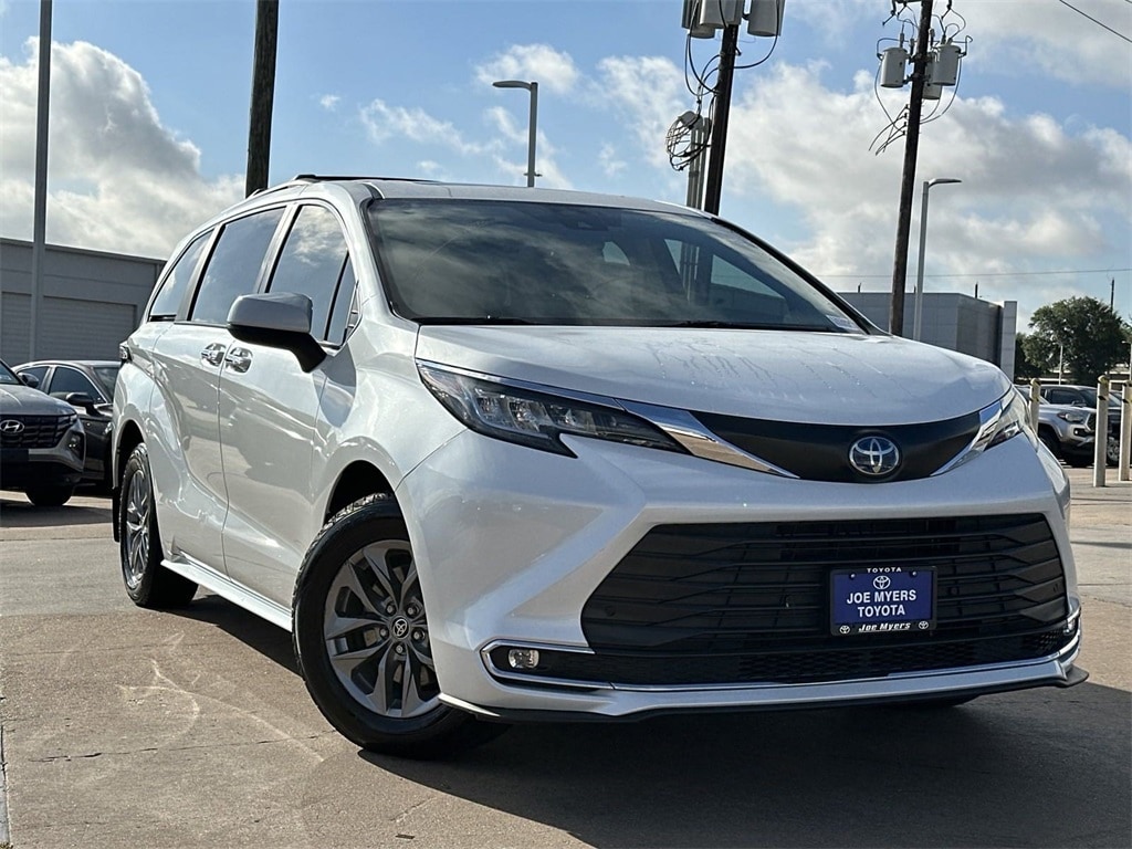 Used 2022 Toyota Sienna XLE with VIN 5TDYRKEC2NS107465 for sale in Houston, TX