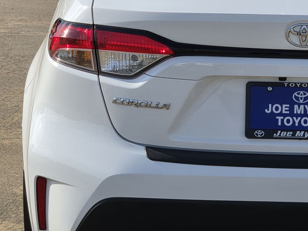 Used 2024 Ice Toyota LE image 10