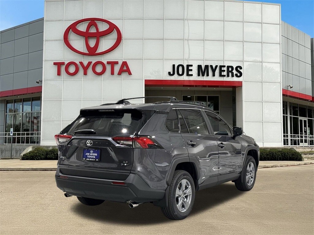 2025 Toyota RAV4 Hybrid LE photo 4