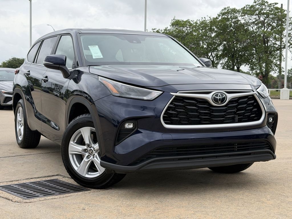 Used 2025 Toyota Highlander LE SUV