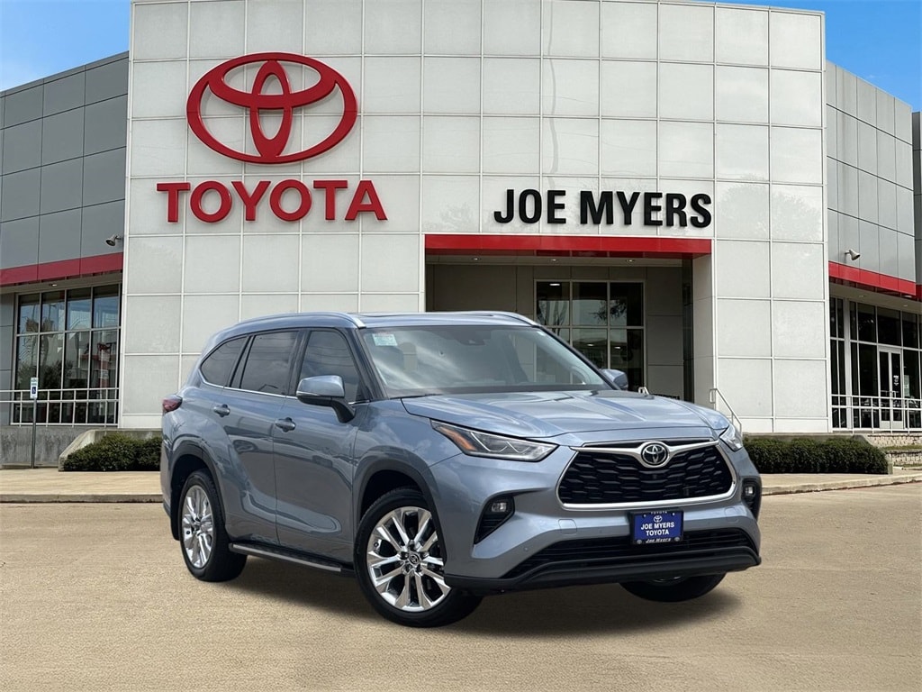 Used 2022 Toyota Highlander Limited with VIN 5TDDZRBH1NS226244 for sale in Houston, TX