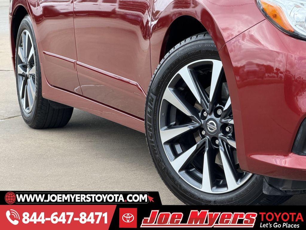 Used 2016 Cayenne Red Nissan 2.5 SL image 12