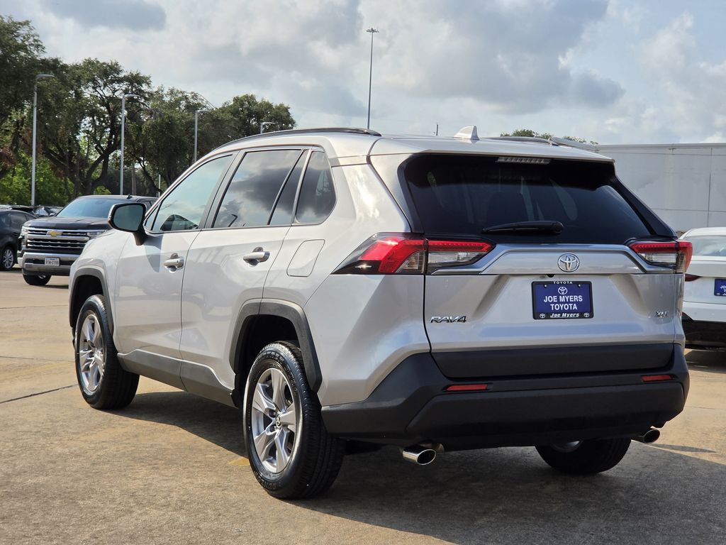 Used 2025 Silver Sky Metallic Toyota XLE image 7