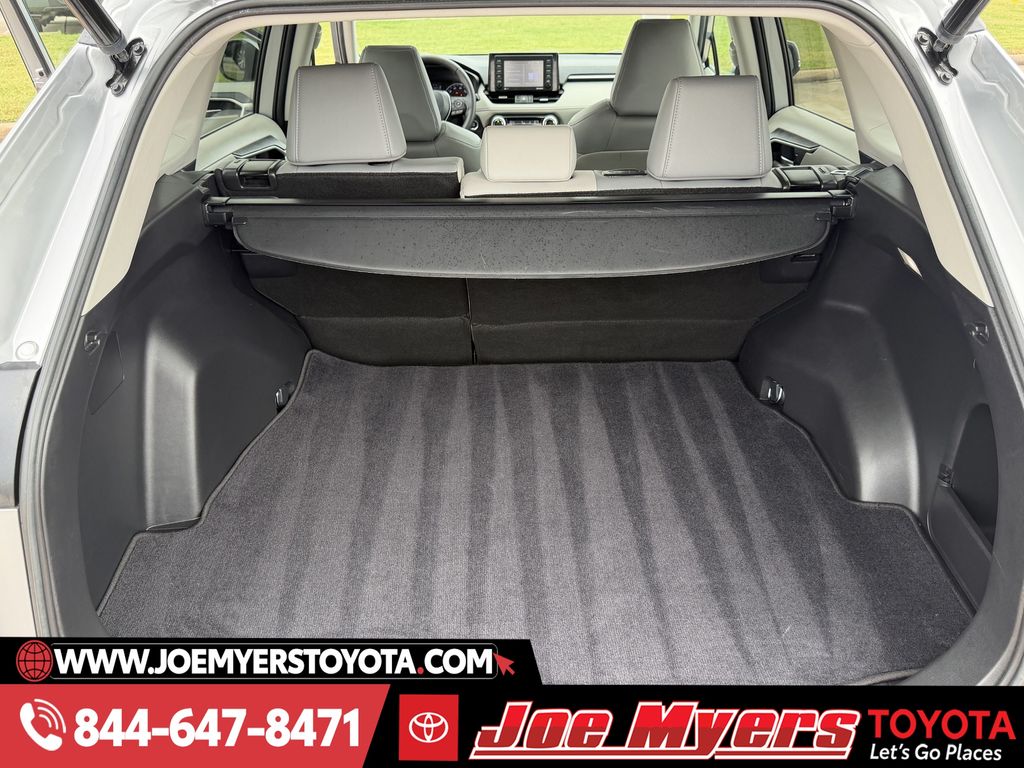 Used 2022 Silver Sky Metallic Toyota XLE Premium image 31