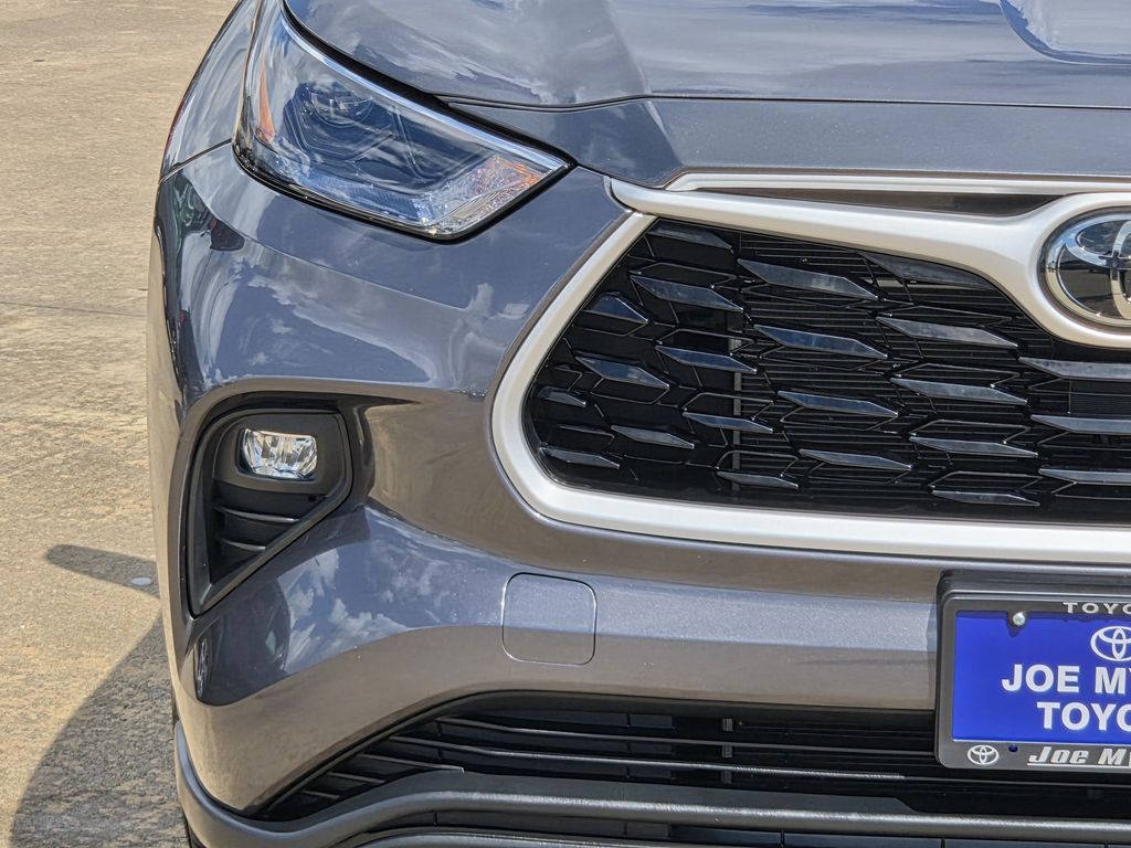 Used 2025 Magnetic Gray Metallic Toyota LE image 5