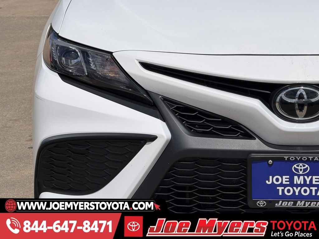 Used 2023 Ice Cap Toyota SE image 5