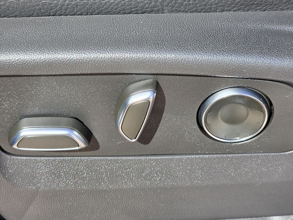 Used 2025 Onyx Black GMC Denali image 27
