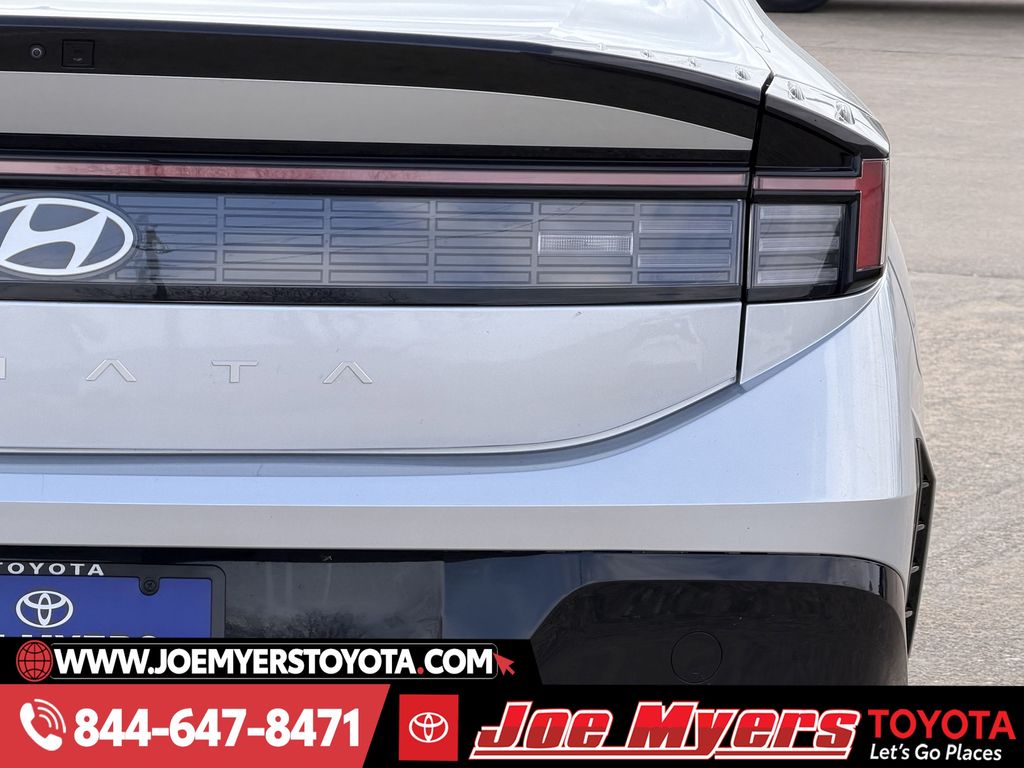 Used 2025 Aero Silver Hyundai SEL image 9