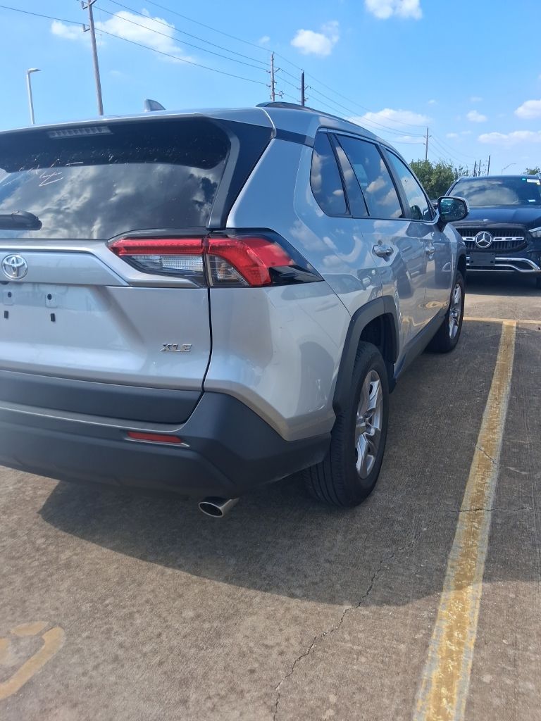 Used 2025 Silver Sky Metallic Toyota XLE image 3