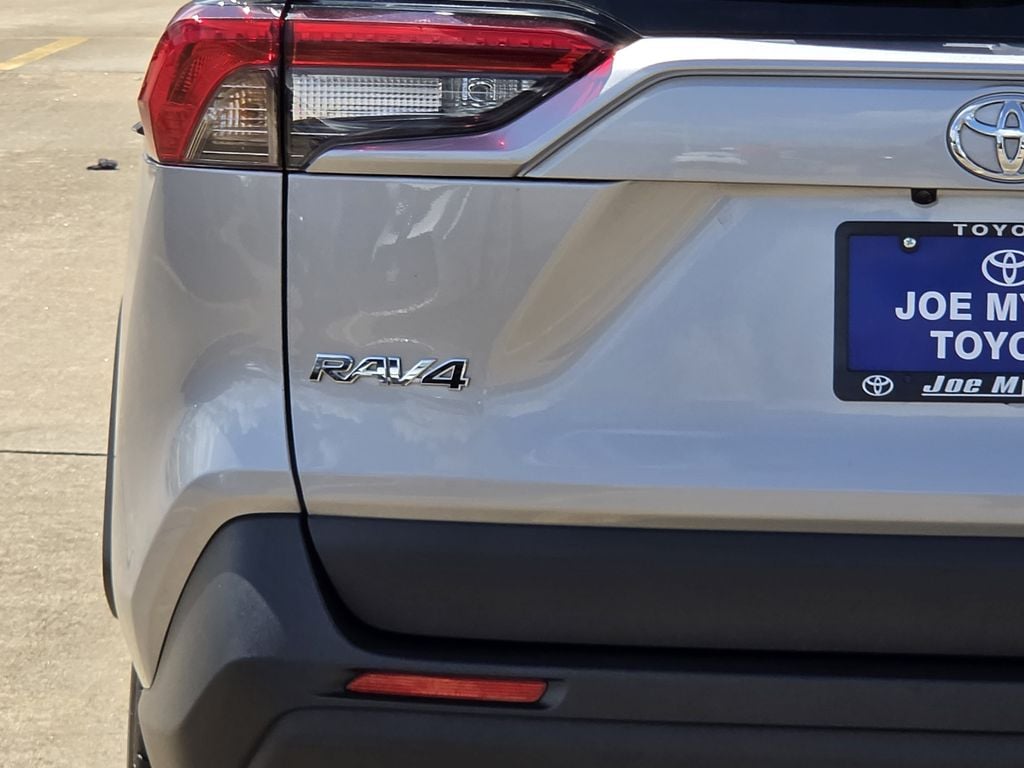 Used 2025 Silver Sky Metallic Toyota XLE image 10