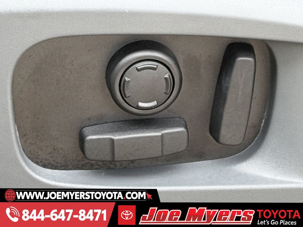 Used 2024 Fuji White Land Rover S image 27