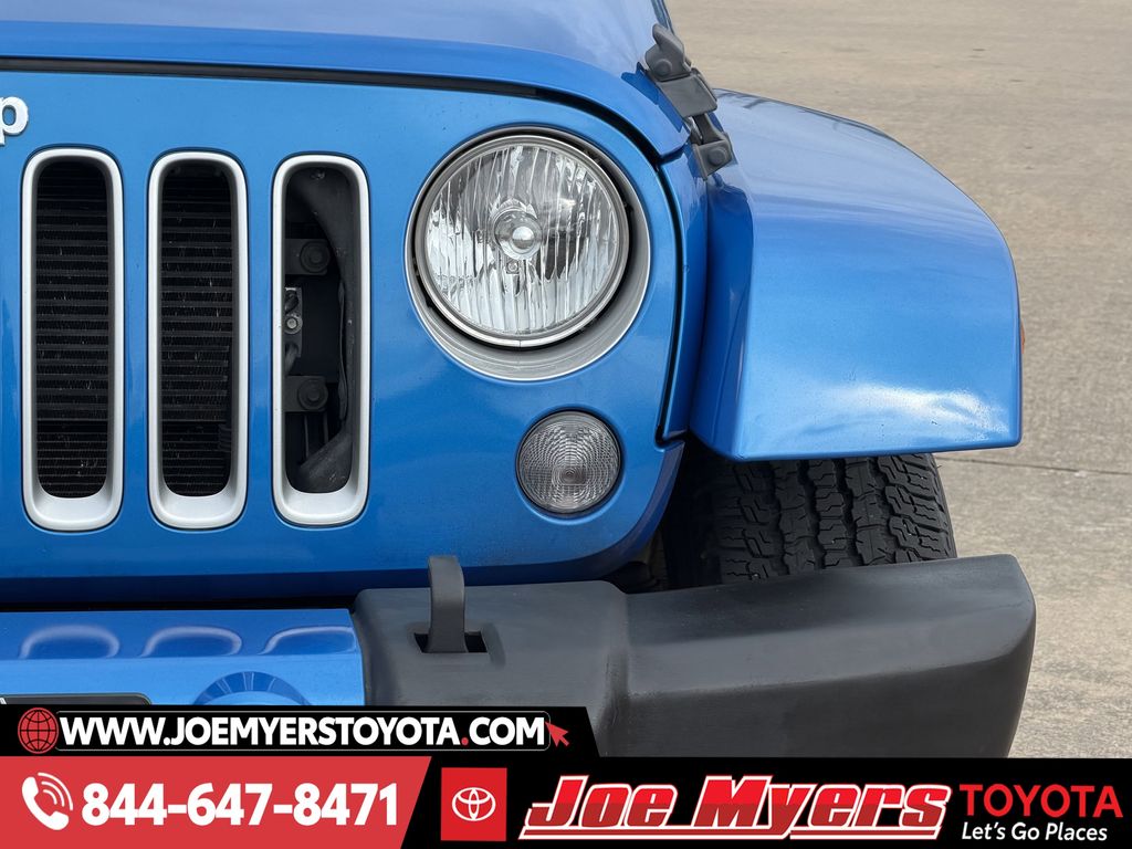 Used 2016 Hydro Blue Pearl Coat Jeep Unlimited Sahara image 4
