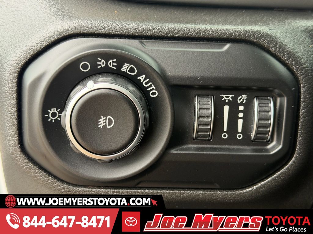 Used 2018 Bright White Clearcoat Jeep Unlimited Sahara image 24