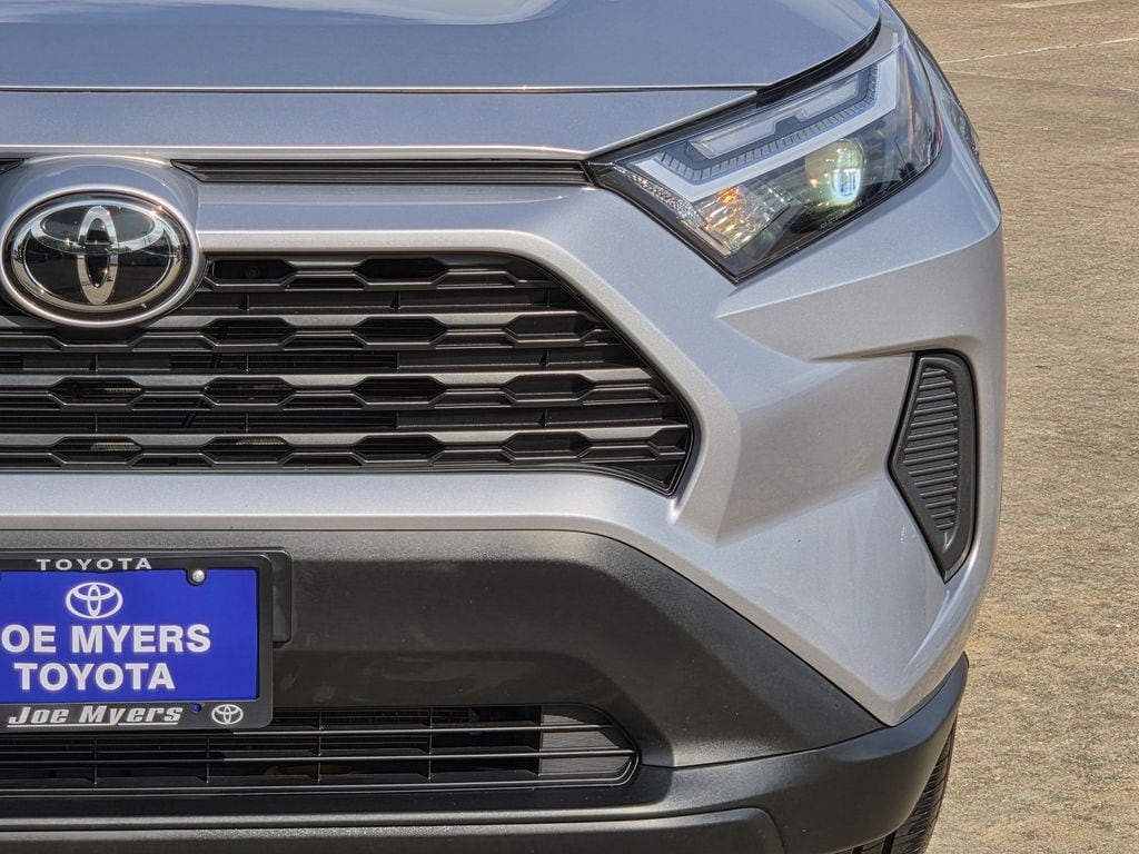 Used 2025 Silver Sky Metallic Toyota XLE image 4