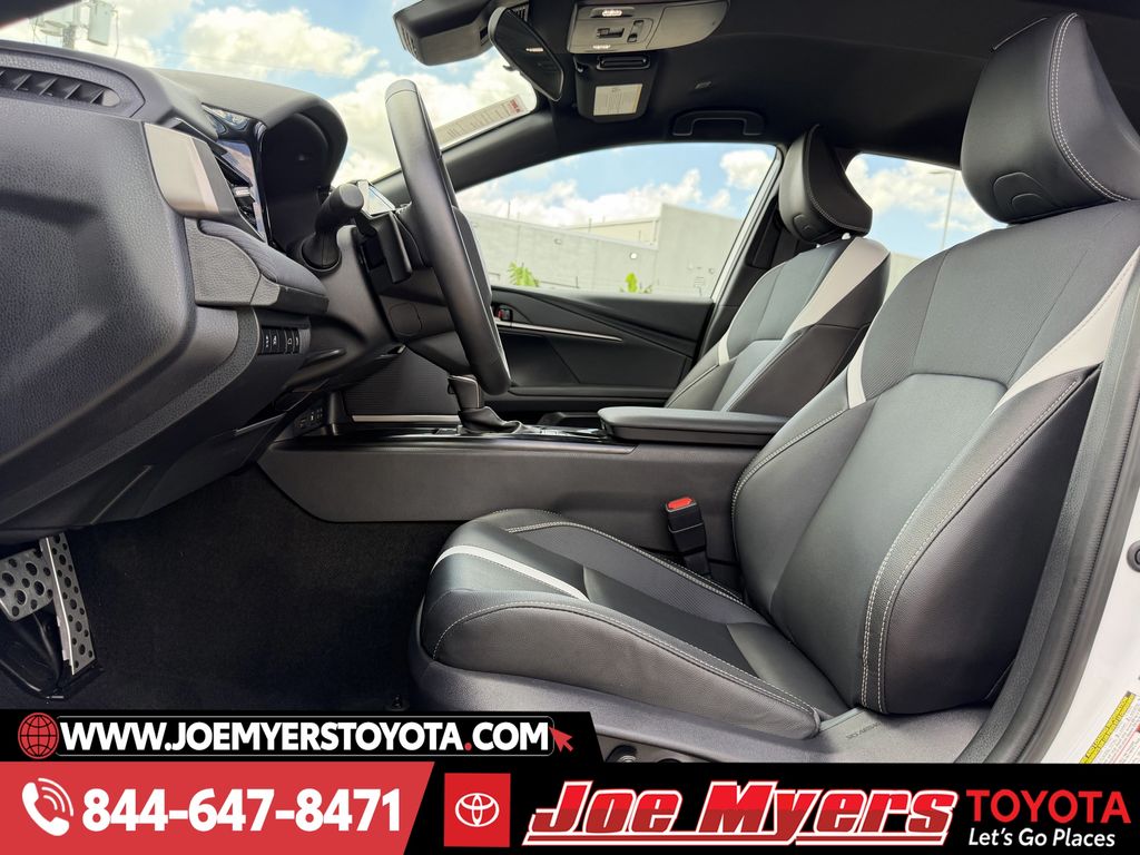Used 2025 Ice Cap Toyota SE image 27