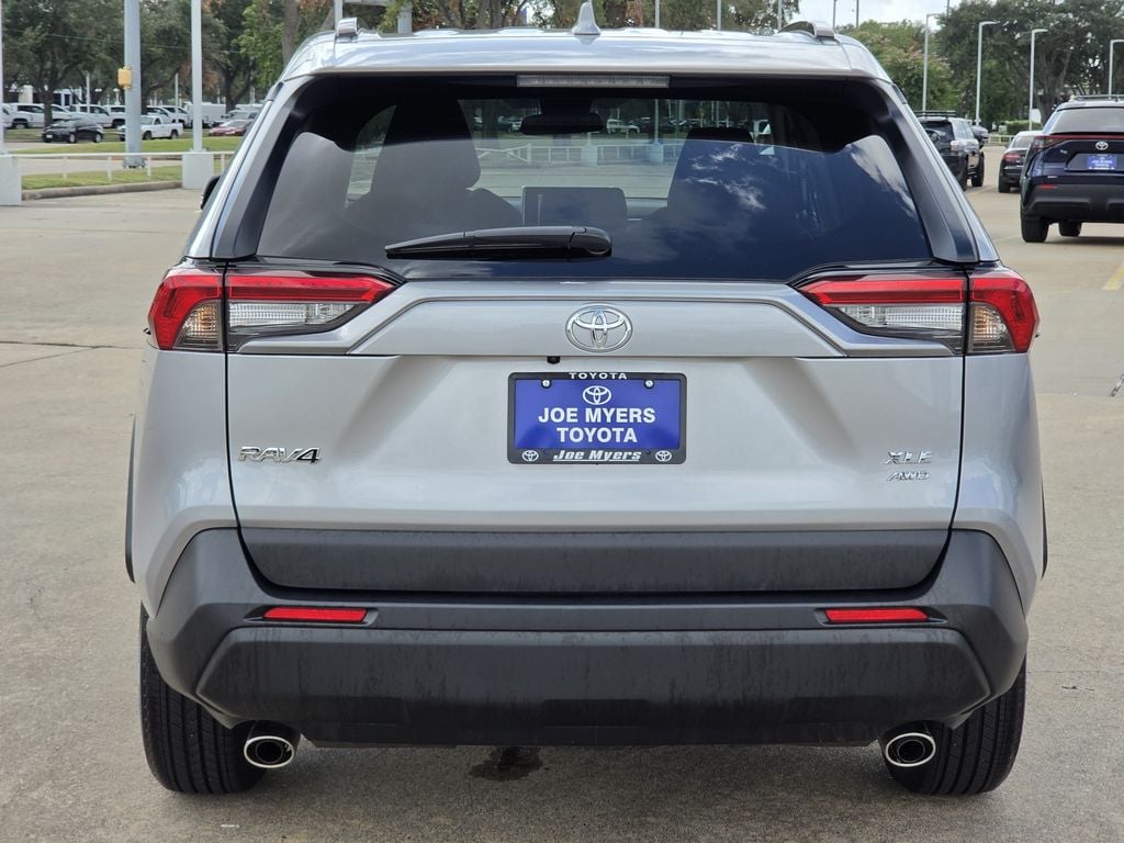 Used 2025 Silver Sky Metallic Toyota XLE image 9