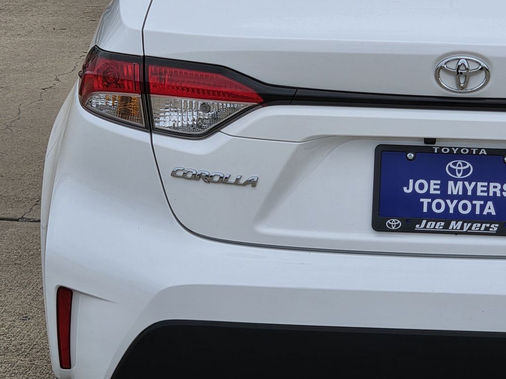Used 2025 Ice Toyota LE image 10
