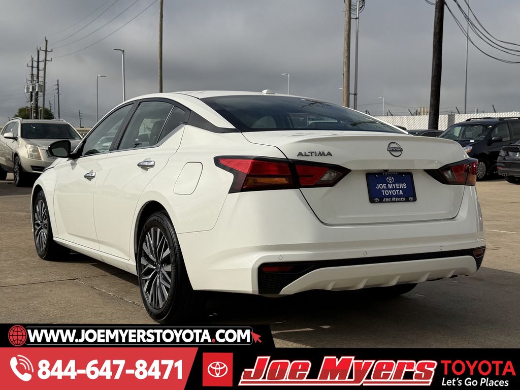 Used 2025 Glacier White Nissan 2.5 SV image 7