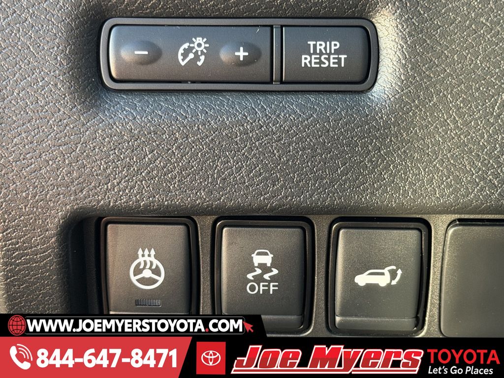 Used 2018 Cayenne Red Metallic Nissan Platinum image 25