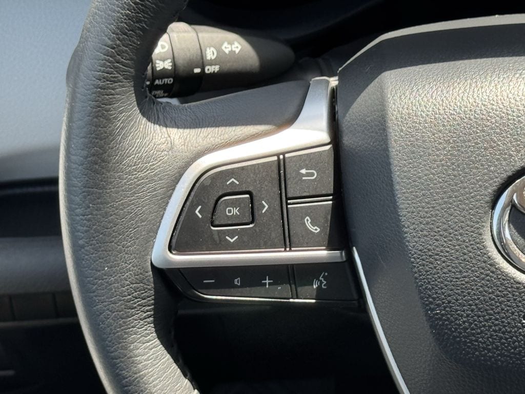 Used 2025 Midnight Black Metallic Toyota XLE image 12