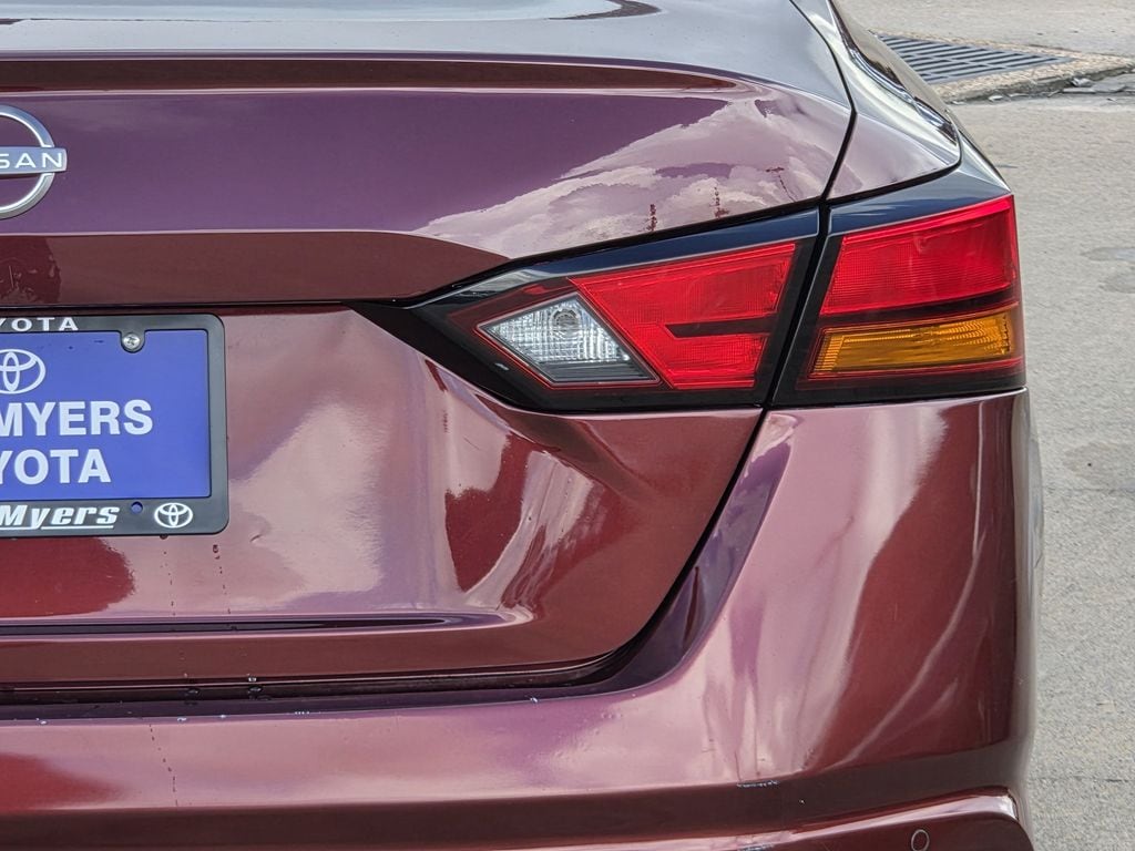 Used 2025 Garnet Pearl Metallic Nissan 2.5 SV image 9