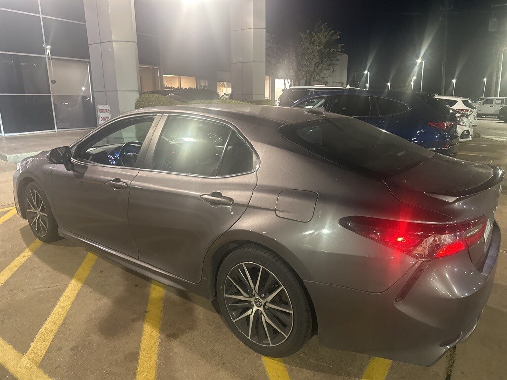 2022 Toyota Camry SE photo 3