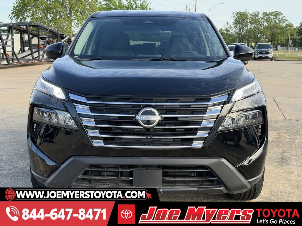 Used 2025 Super Black Nissan SV image 3