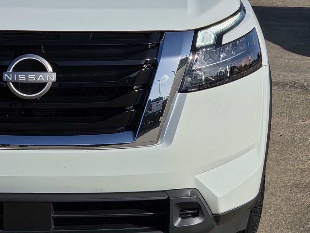 Used 2025 Glacier White Nissan SV image 4