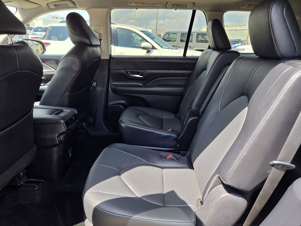 Used 2025 Cloud Toyota XLE image 30