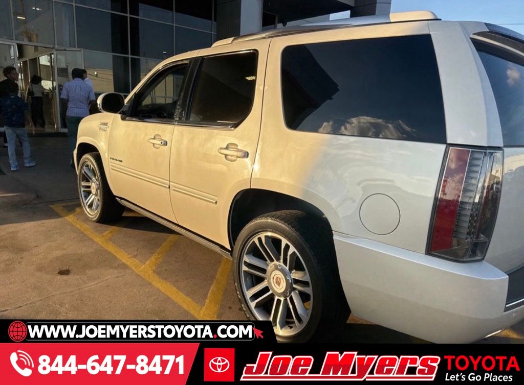 Used 2013 White Diamond Tricoat Cadillac Premium image 3