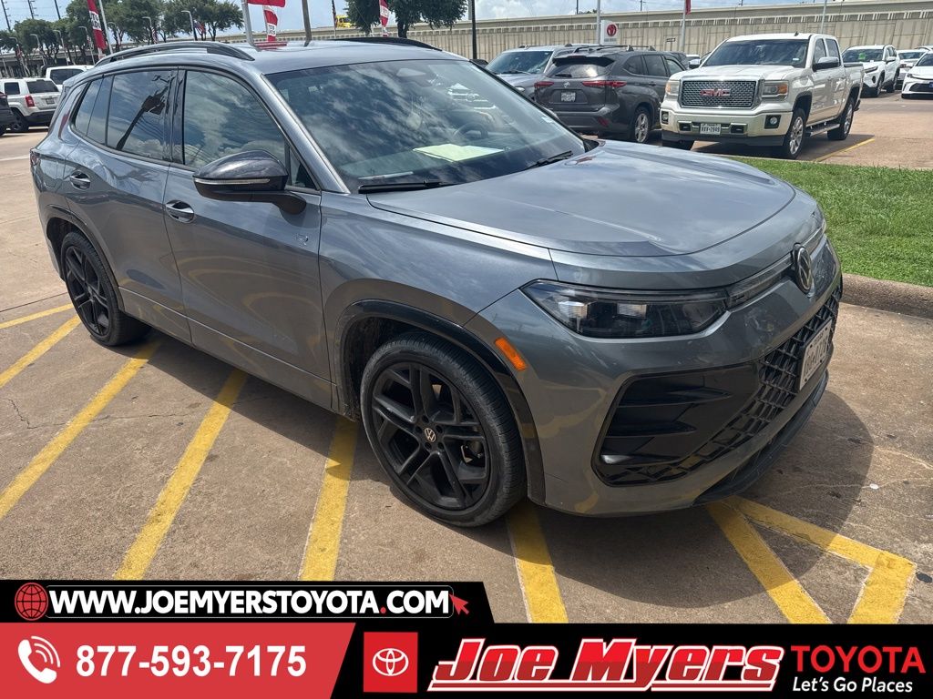 2025 Volkswagen Tiguan 2.0T SE R-Line Black's photo
