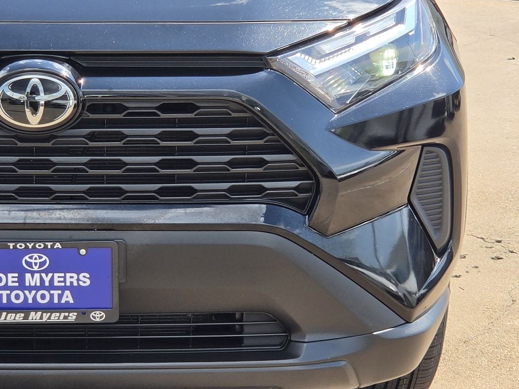 Used 2025 Midnight Black Metallic Toyota XLE image 4